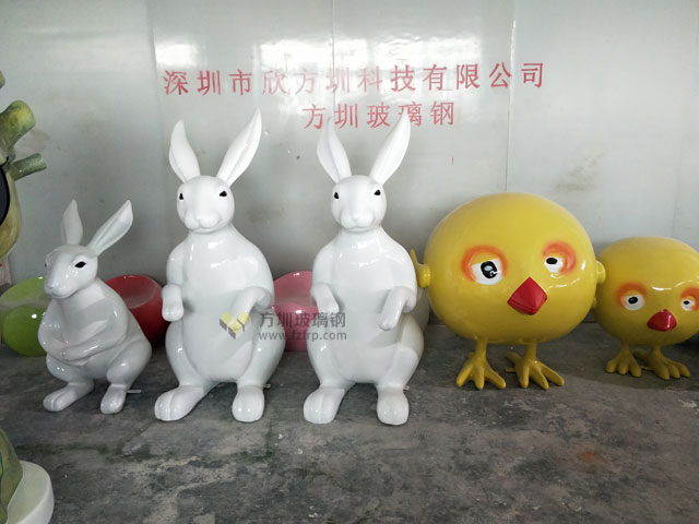 玻璃鋼卡通動物雕塑進(jìn)入羅湖小學(xué)校園充滿童趣