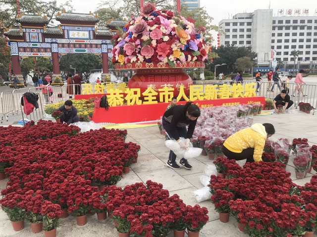 大型玻璃鋼花籃雕塑營(yíng)造肇慶東門廣場(chǎng)春節(jié)氛圍